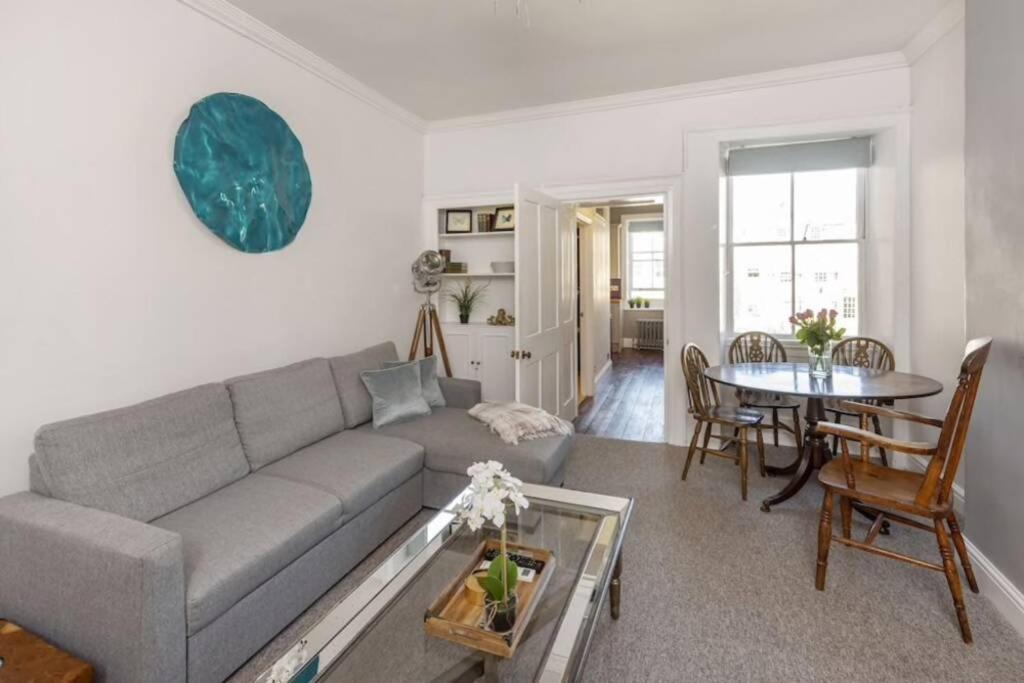 Georgian Apartment Located In The Center Of Bath. Exterior photo